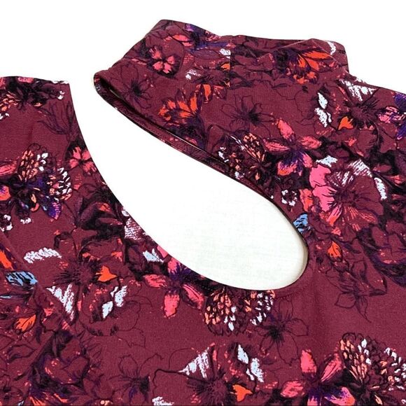 Guess NWT LS dulce cut out top in hyper bloom Pinot noir size M - Picture 15 of 16
